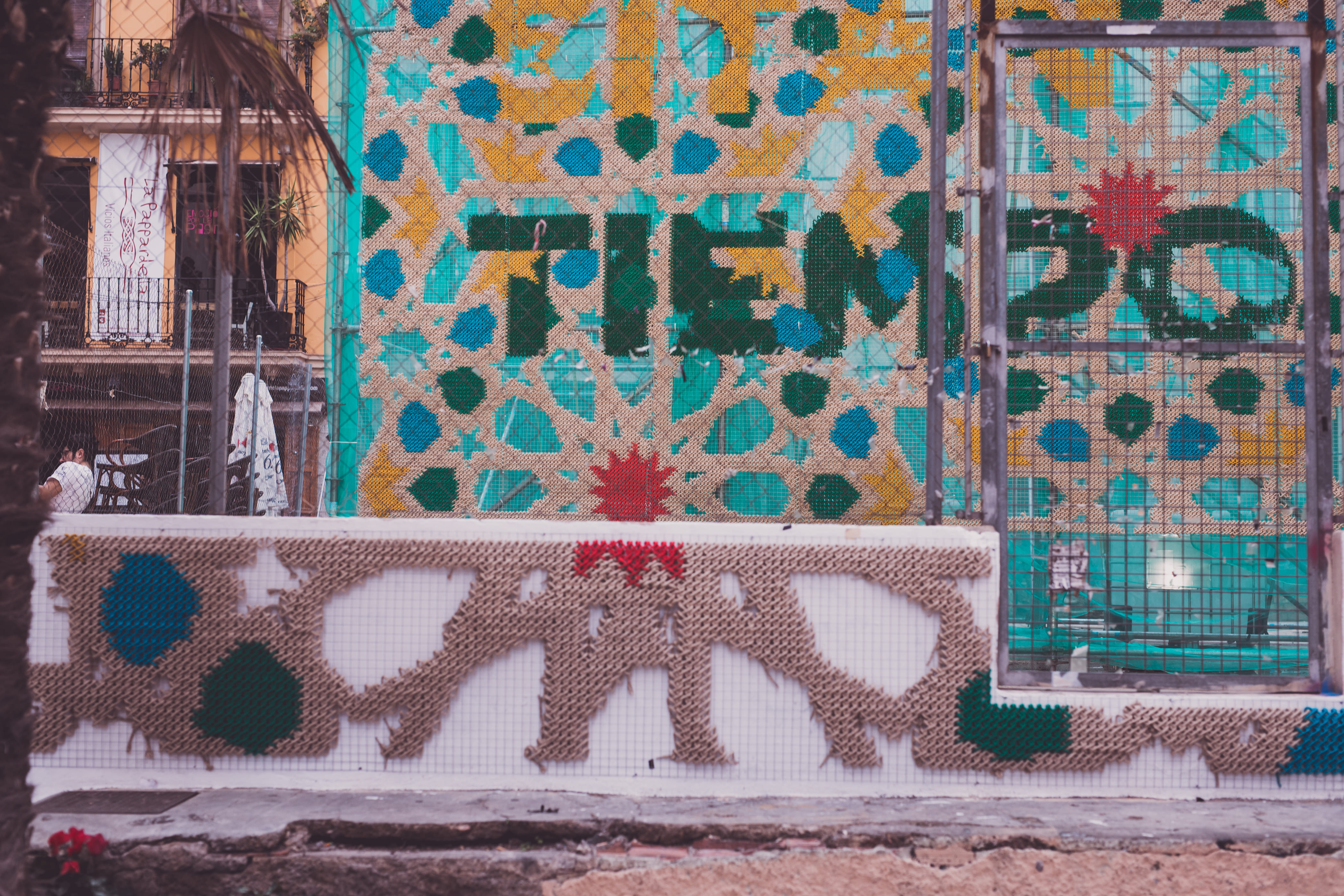 Crear sin prisa — lower section detail with text and mosaic base