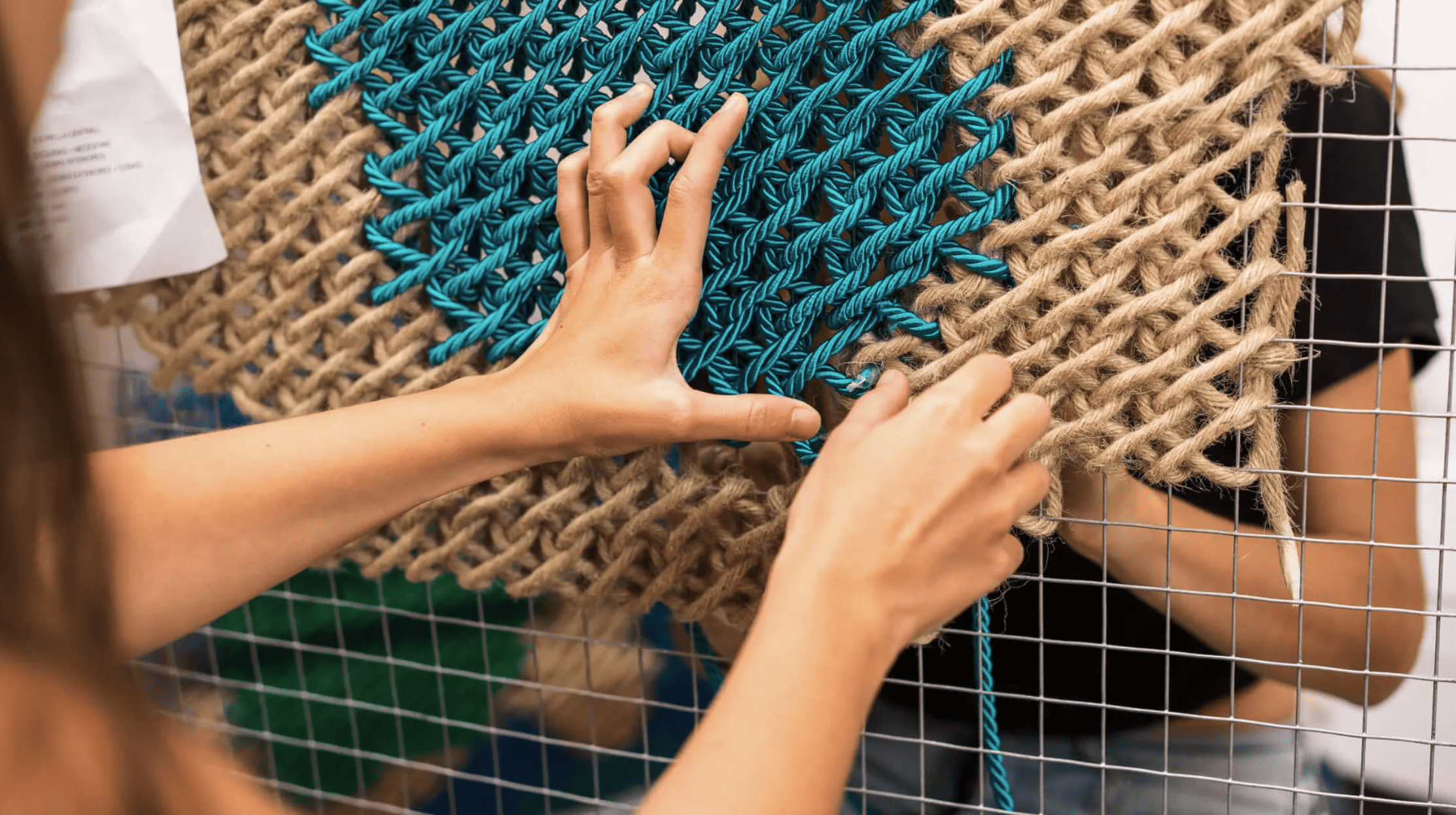 Crear sin prisa — hands touching the jute and silk cord texture