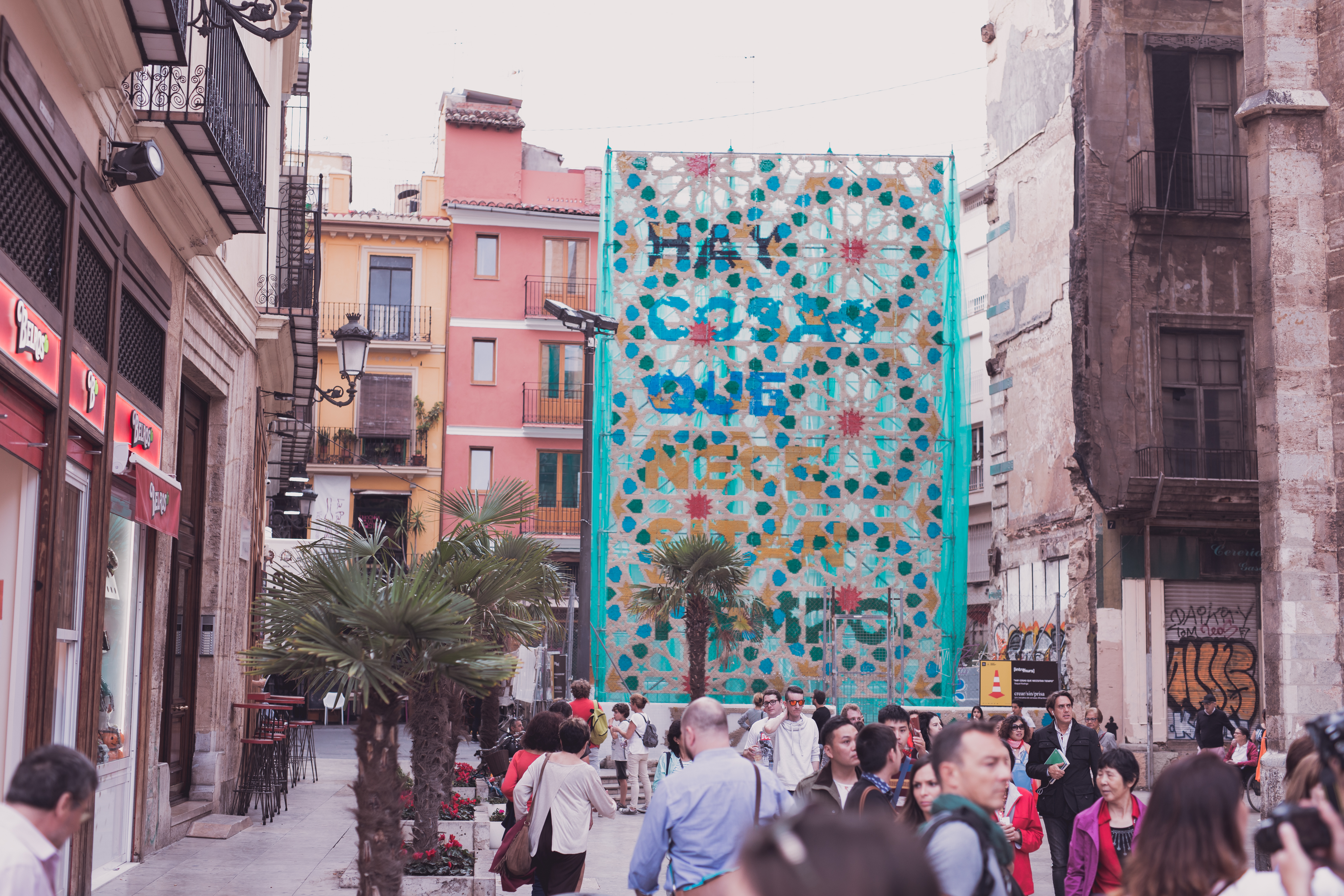 Cervezas Alhambra Crear sin prisa textile intervention