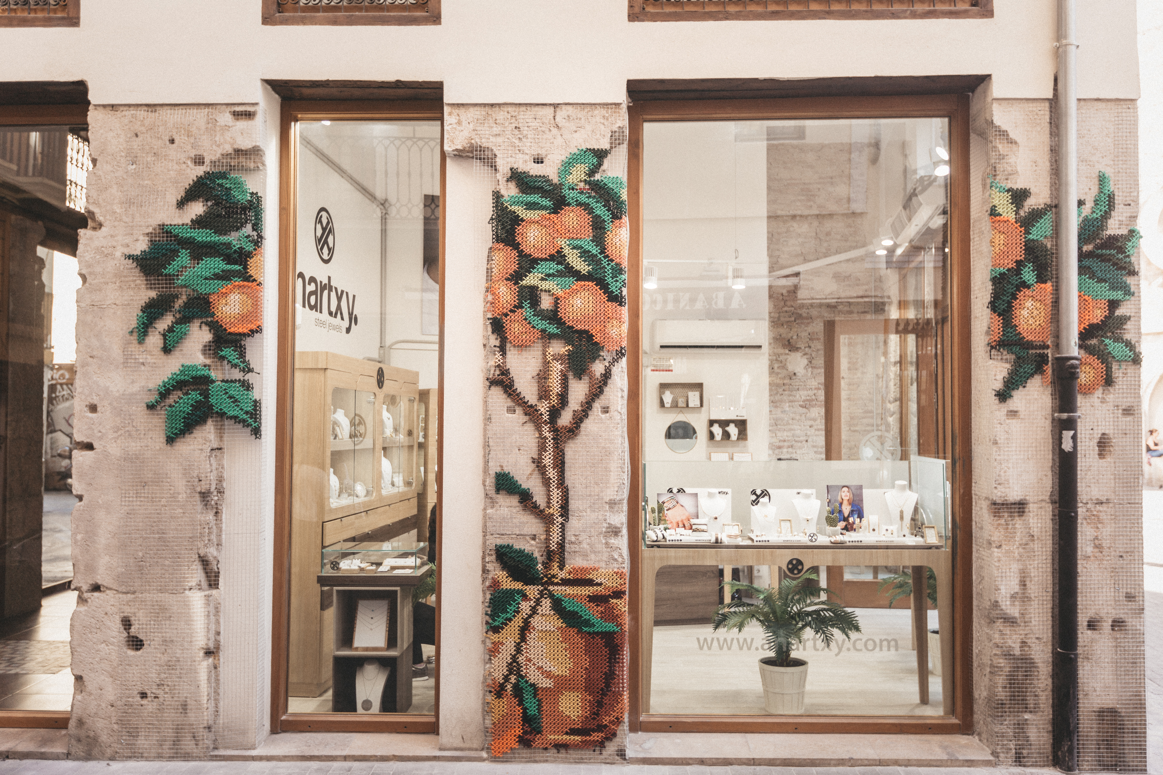 Anartxy jewellery shop facade embroidery Valencia