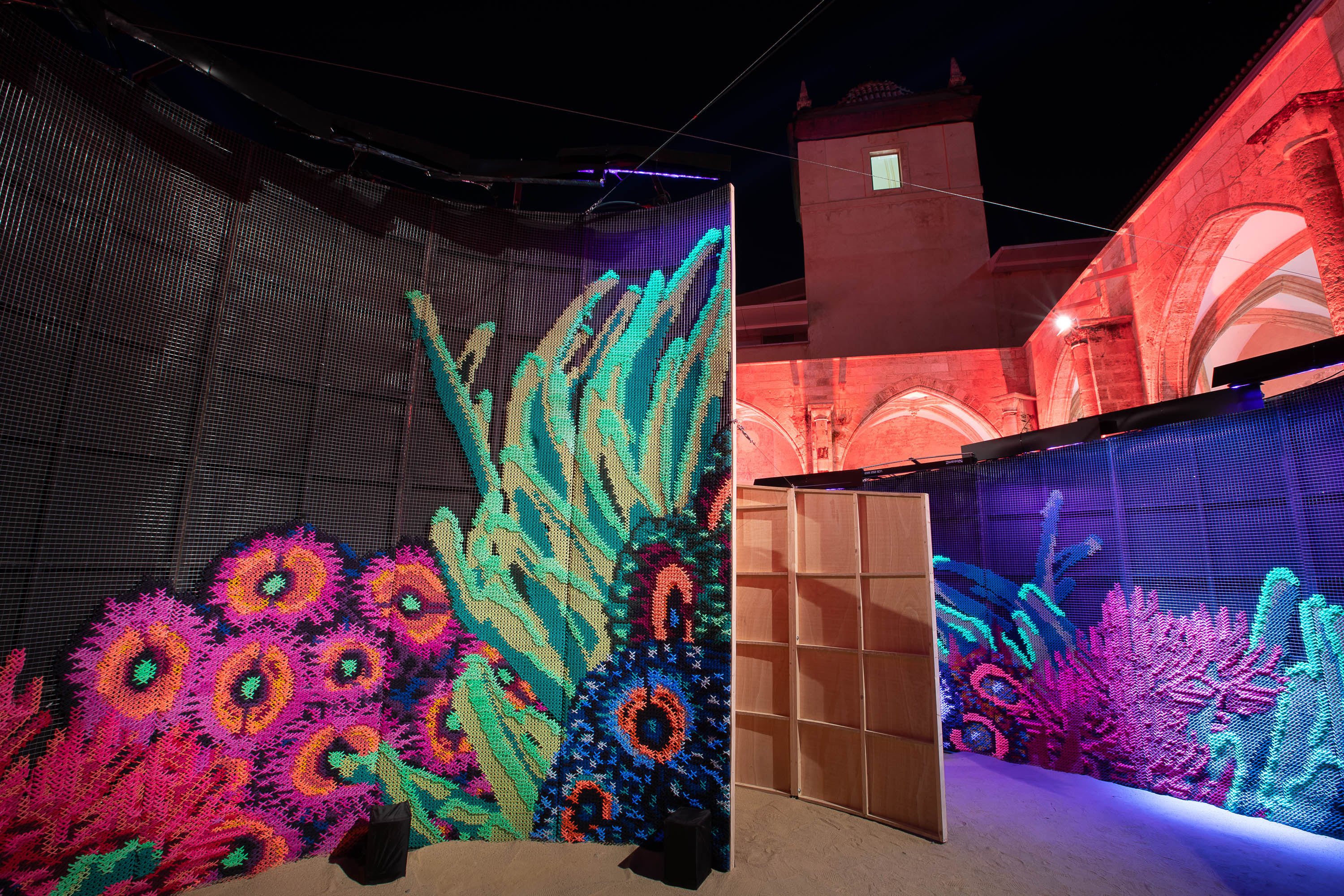 Efluenow — night view with black light and sound installation